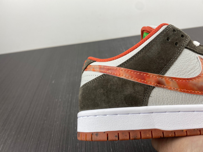 crushed d.c. x nike sb dunk low dh7782-001